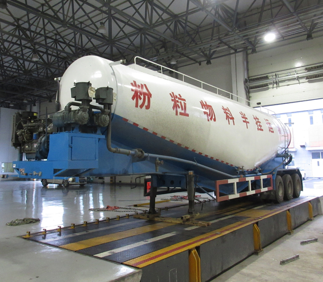 粉粒物料運(yùn)輸半掛車(chē)